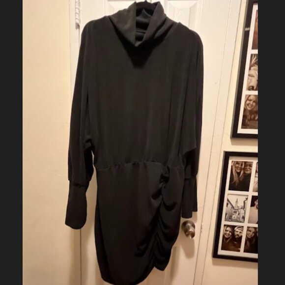 Black Dress - Curve - Picture 2 of 3